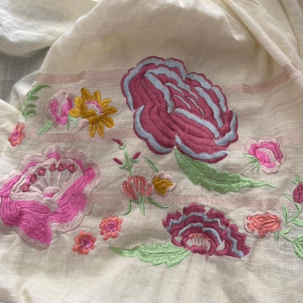 Free People Top Embroidered Bohemian Style Flower Blouse 🌸🌼 - Picture 6 of 8